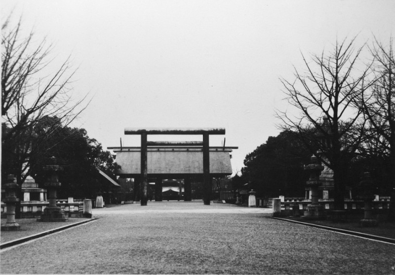 1Yasukuni Shrine,1945.jpg