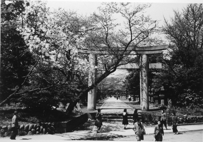 24Ueno Toshogu Torii,1946.jpg