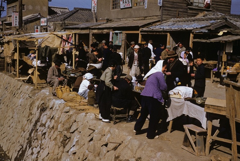 176Busy market scene, 1952.jpg