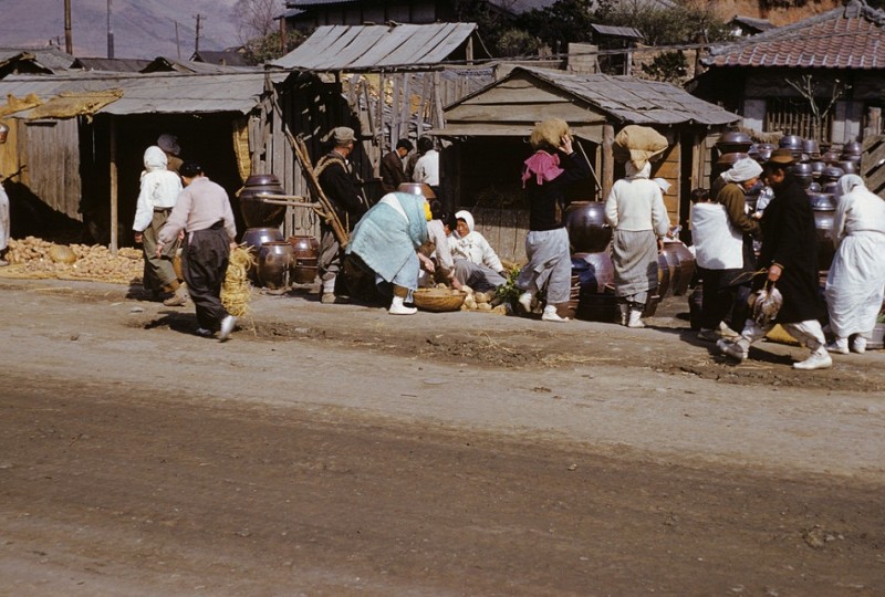 169Market scene, 1952.jpg