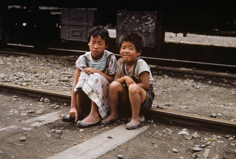 204Railyard children, 1952.jpg