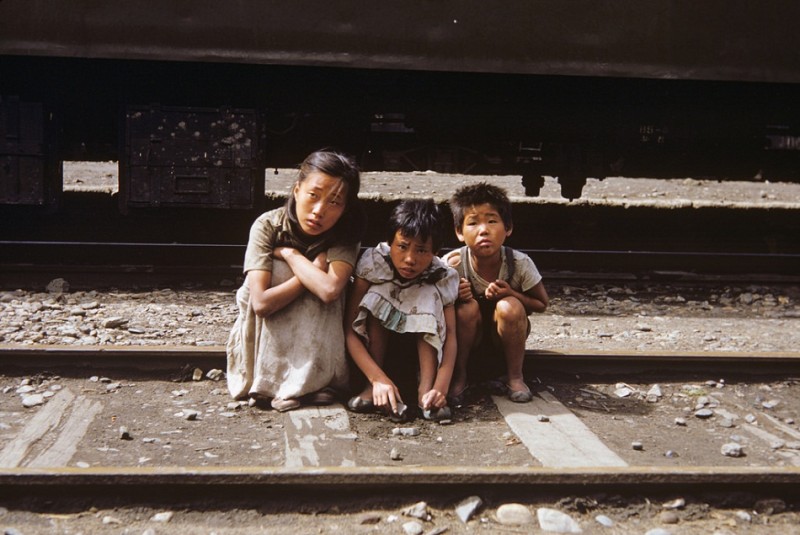 205arail yard children,1952.jpg