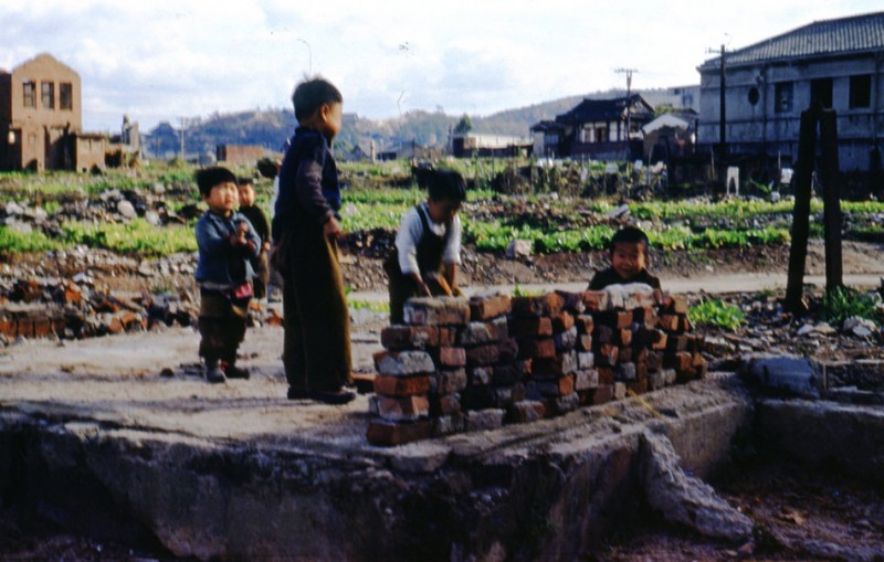 5 Barn bygger hus (1952).jpg