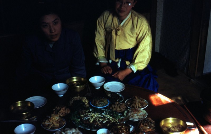 25 Middagsmåltid hjemme hos koreanere (1952.jpg