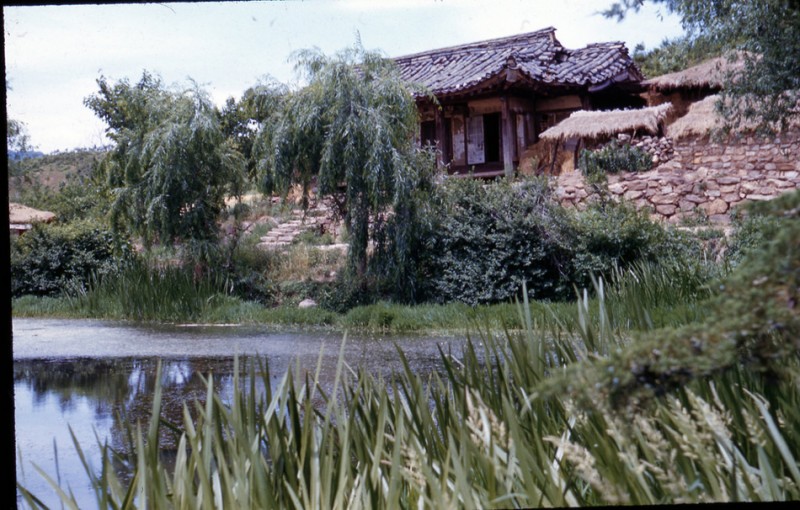 27 Koreansk hus (1952).jpg