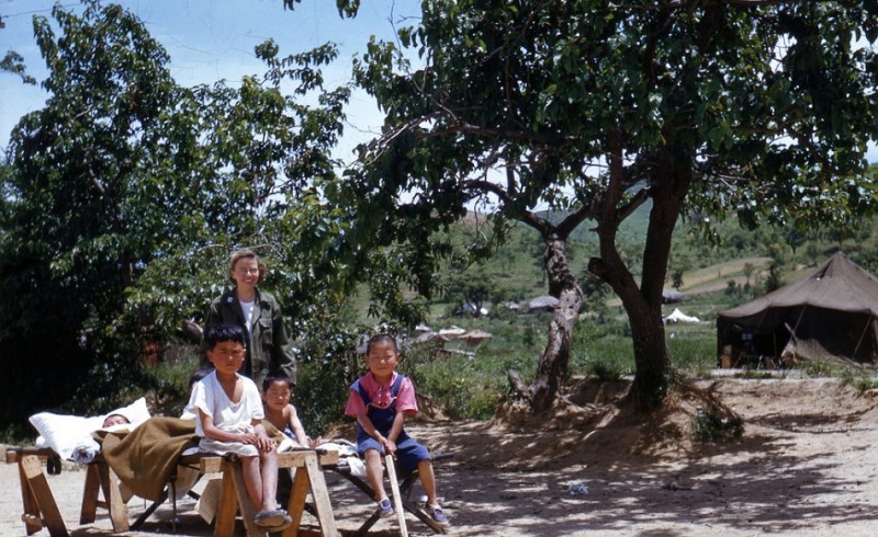 41 Dr. Schulstad med barn ved NORMASH (1952).jpg