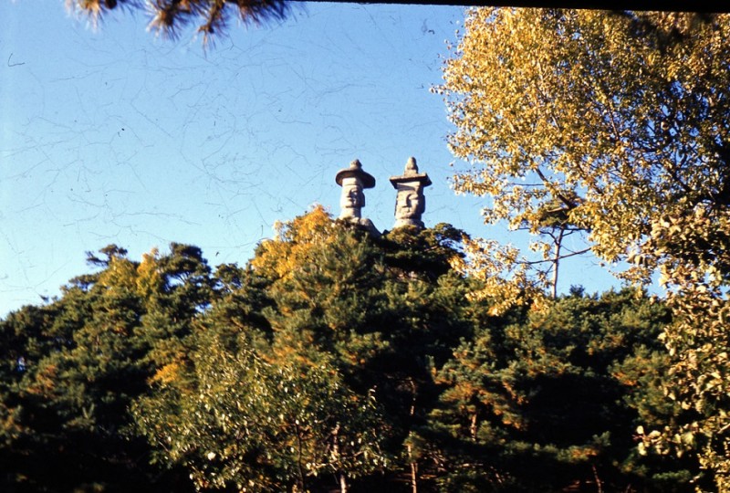 56 Steinstøttene ved det forlatte tempel (1952).jpg
