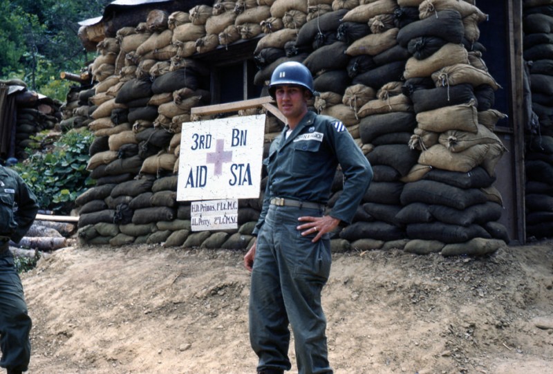 60 Captain Berninger ved 3rd Battalion Aid Station (1952).jpg