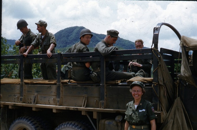 52 Dr. Schulstad med amerikanske soldater (1952).jpg