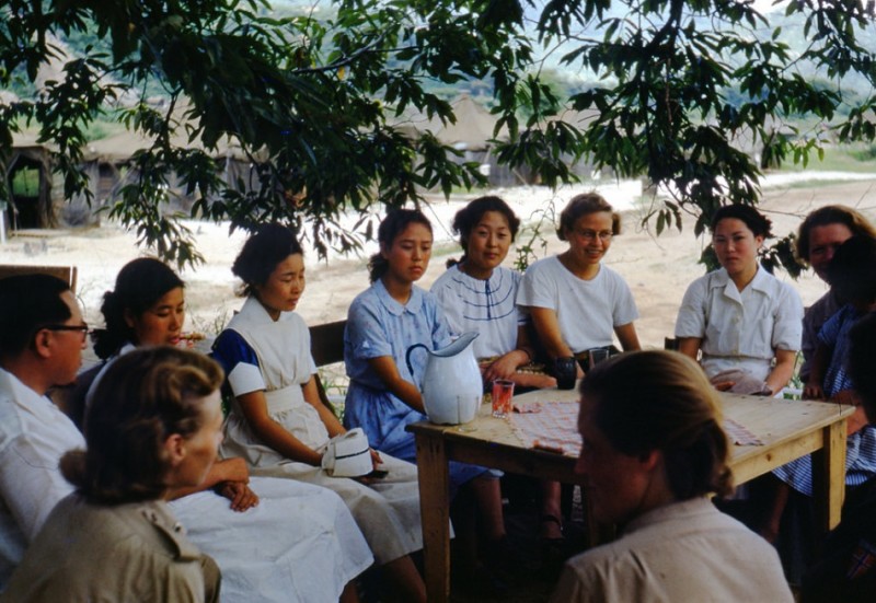42 Dr. Schulstad med Dr. Young og representanter fra Seoul City Hospital (1952).jpg