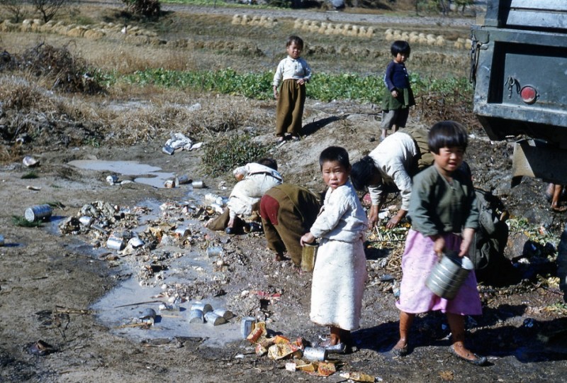 78 Barn leter gjennom søppel (1952).jpg