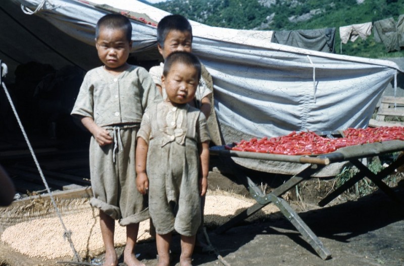 79 Barn ved NORMASH-leiren (1952).jpg