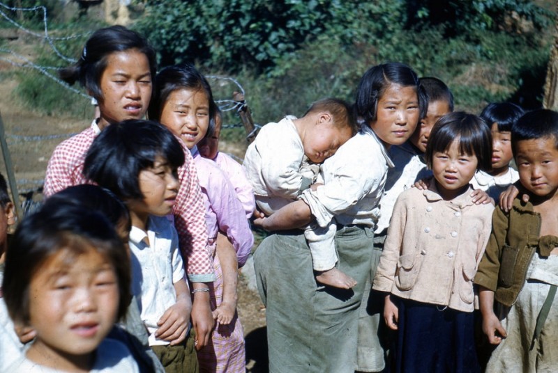 80 Barn ved NORMASH-leiren (1952).jpg