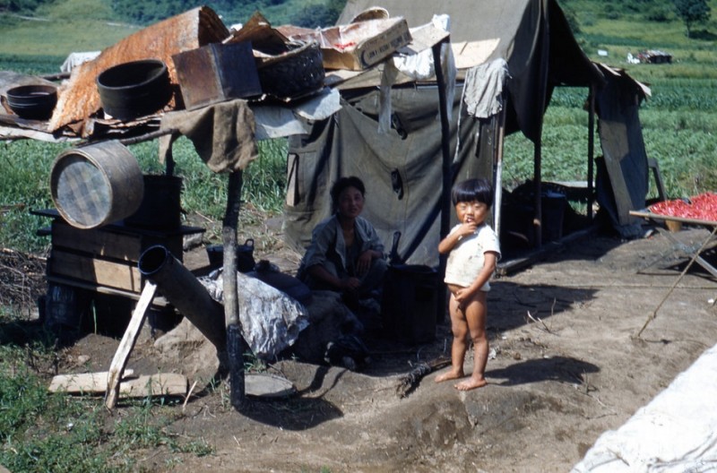 82 Telt ved leiren med granathylse (1952).jpg
