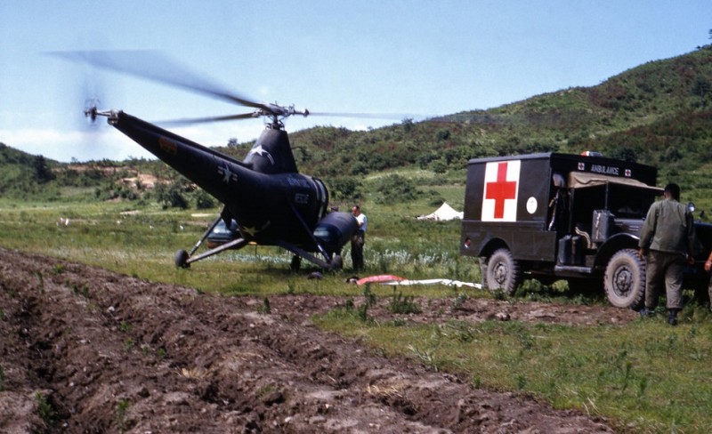 100 Helikopter ankommer NORMASH med to pasienter (1952).jpg