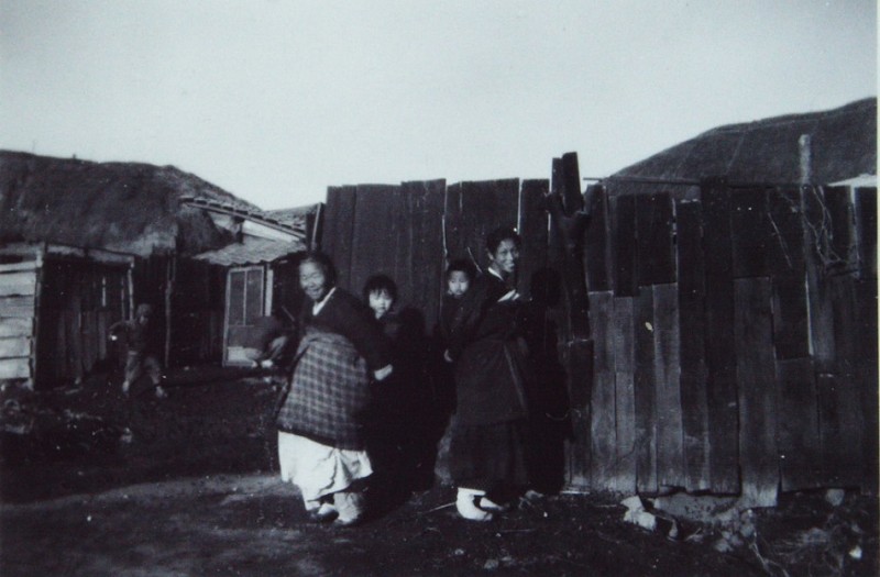 4 Korean women with children 1946-47.jpg