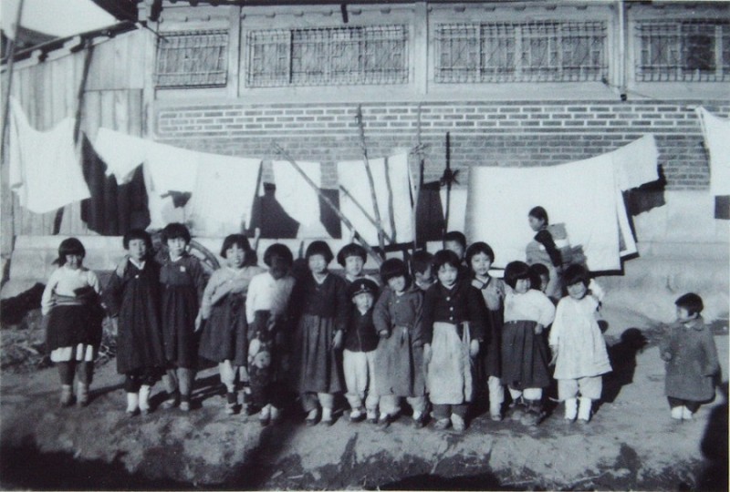35 Korean schoolchildren, 1946-