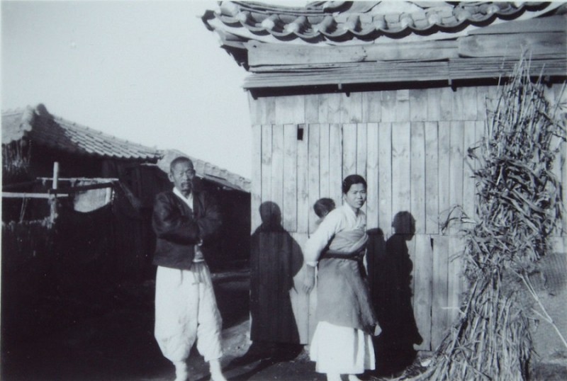 34 Korean Family, 1946-