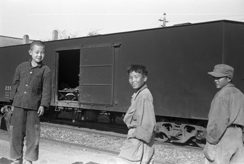 40 Rail yard kids, 1952.jpg