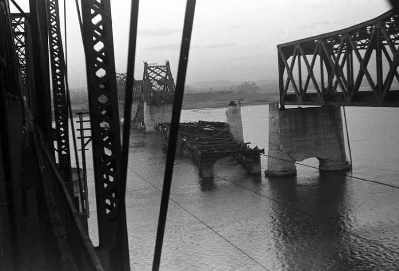 46 Han River Bridge wreckage, 1952.jpg