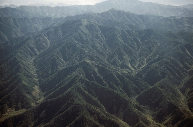 105 Korean mountains from the air, 1952.jpg