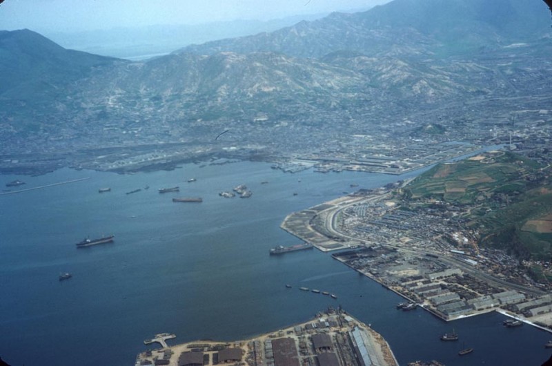 51 Busan Harbor from the air, 1953.jpg