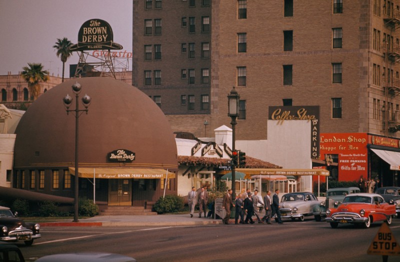 Brown Derby Restaurant on Wilshire Boulevard in Los Angeles, 1950.jpg