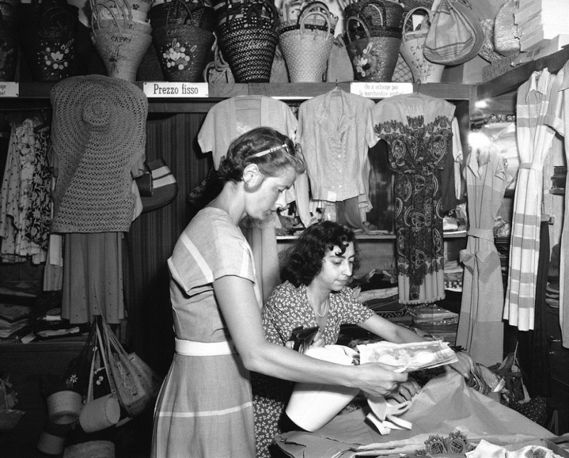 Ingrid Bergman shopping in Capri, Italy, 1950.jpg