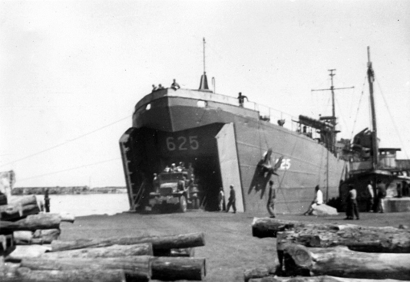 388thEPC-BWA59-LST625-Unload1-MukHoGin-1952.jpg