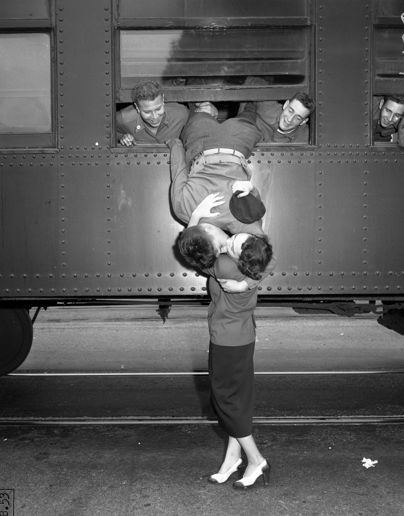 Korean war goodbye kiss, Los Angeles, Sep. 6, 1950.jpg