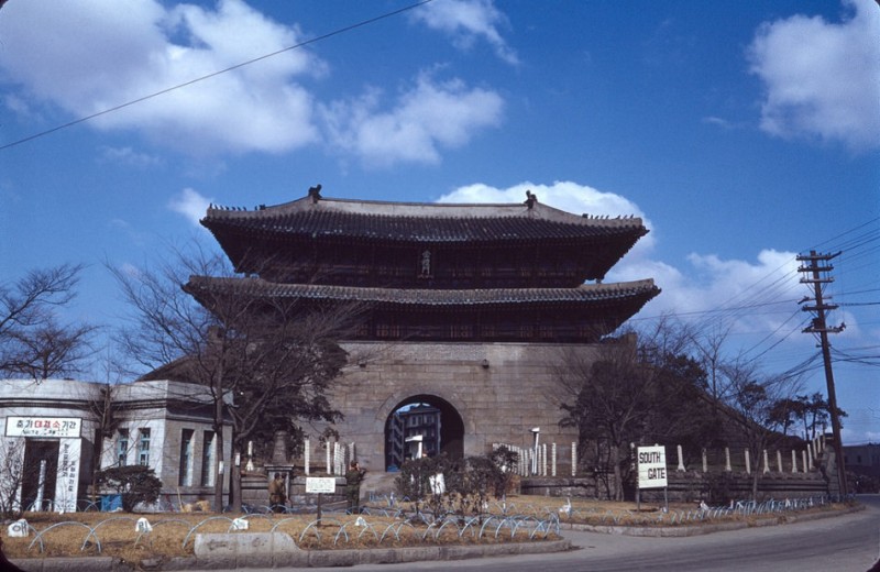 12 South Gate, Seoul 20 March 1955.jpg