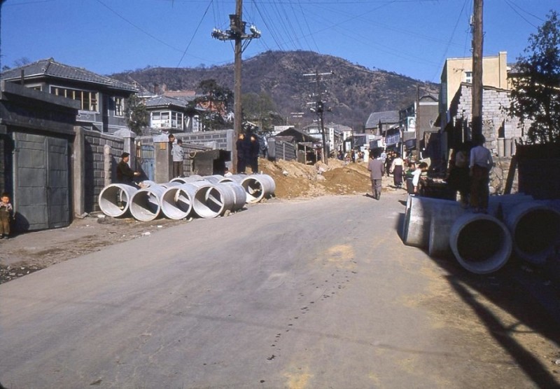 382H Original Slide, Laying new pipes Street Post Korean War Seoul Korea 1950s.JPG