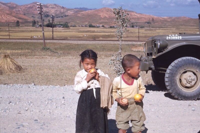 27d 7 Children with oranges, 1952.jpg