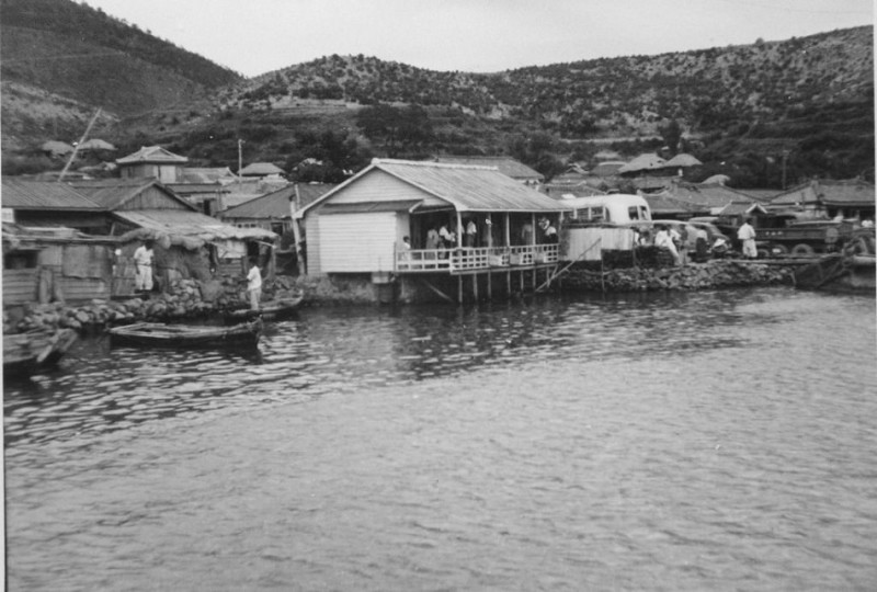 19 Tadie Po Fishing Village near Busan, Aug 1952.jpg