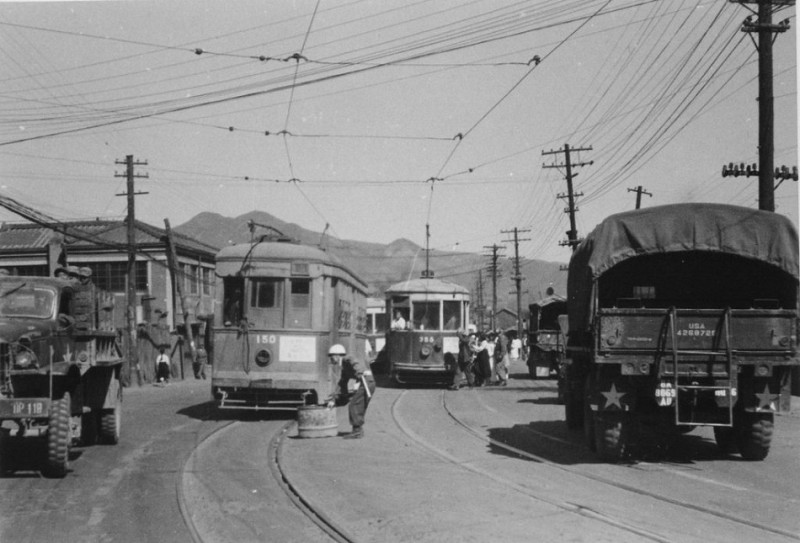 41 Main road in Busan, Dec 1952.jpg