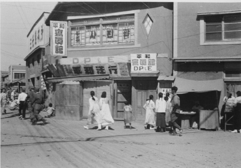 54 PICT0030 Busan, Dec 1952 (photo taken from a jeep).jpg
