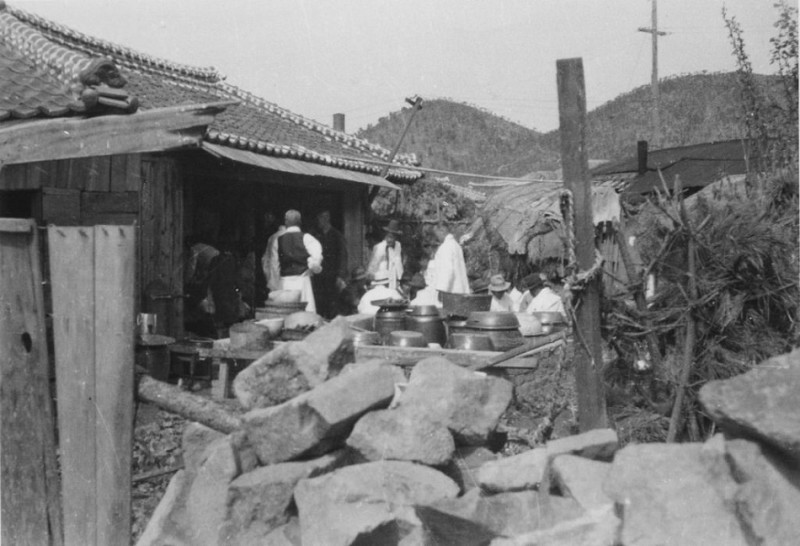 64e PICT0070 Aug 1952 a pottery and tinware store near UNCACK which is near our camp.jpg