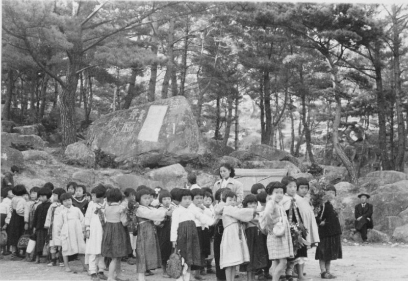 65 School children at Tong Nae, Nov 1952.jpg