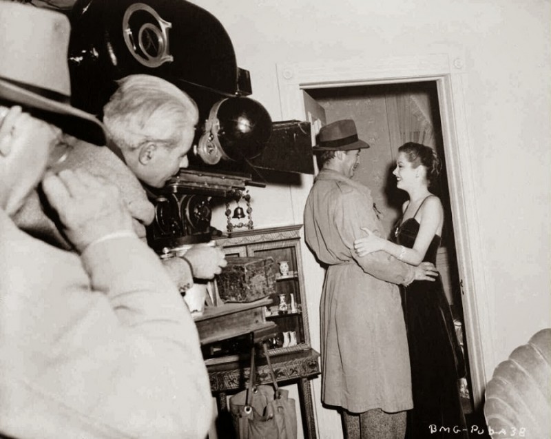 4f1 Director Jacques Tourneur, Robert Mitchum and Jane Greer on the set of Out of the Past, 1947.jpg