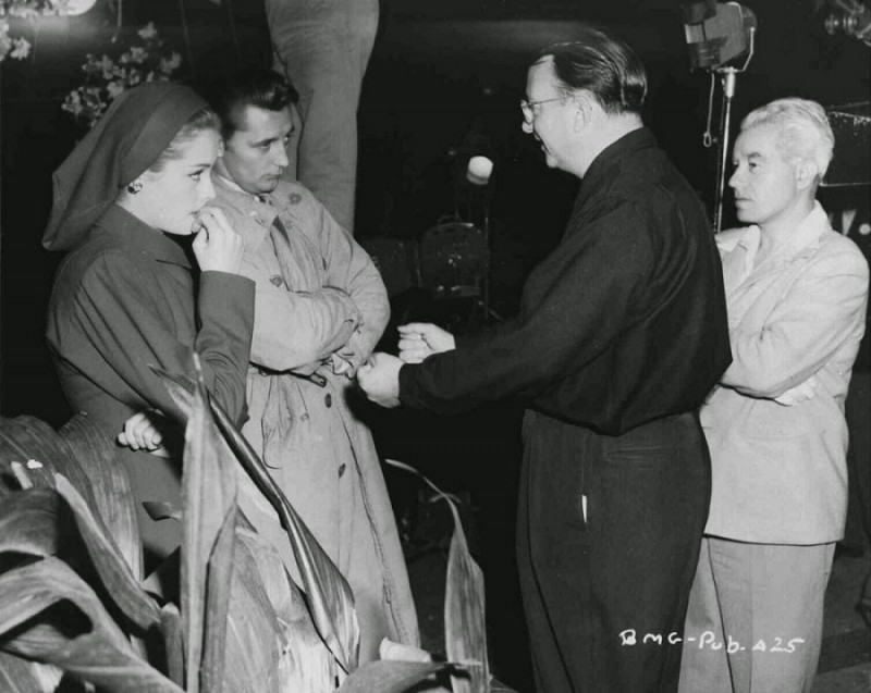 4k Jane Greer, Robert Mitchum and Director Jacques Tourneur on the set of Out of the Past, 1947.jpg