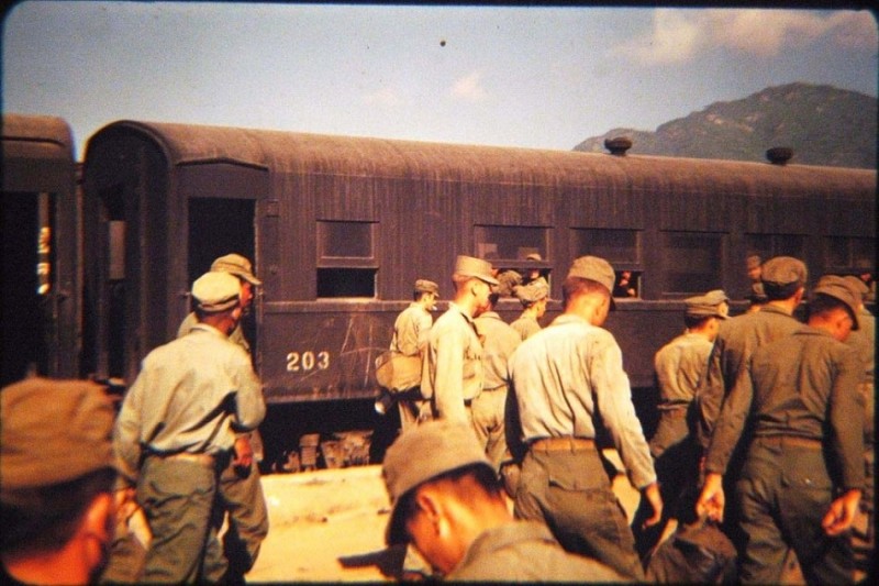 1c Vintage Korea War 1952 35mm Kodachrome Transparency USA SOLDIERS TAKING TRAIN #7.JPG