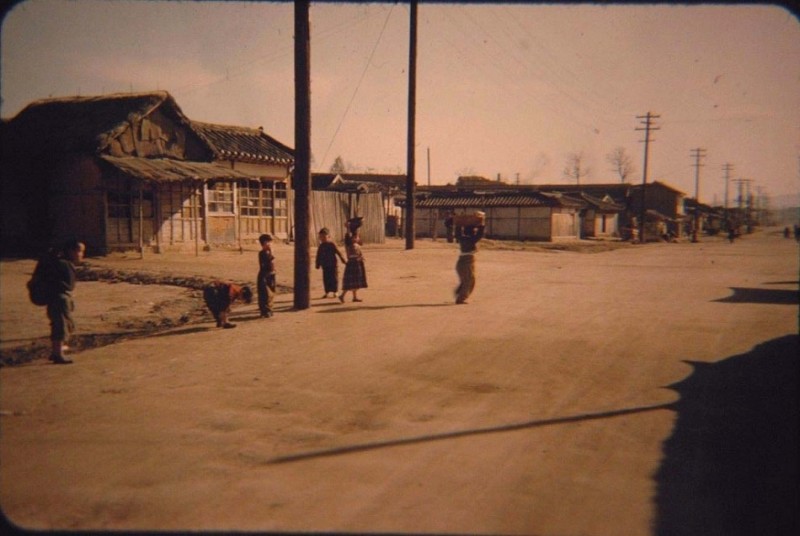 41 Vintage Korea War 1952 35mm Kodachrome Transparency USA KOREAN ST. SCENE #41.JPG