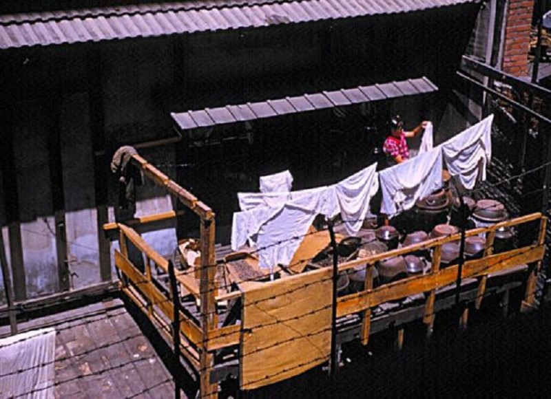 17 HANGING OUT THE LAUNDRY IN PUSAN 1954.jpg