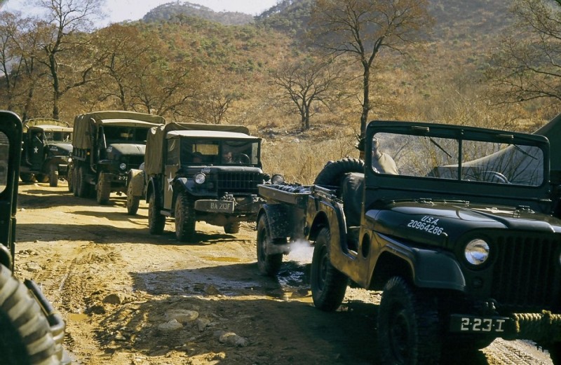6 Convoy of U.S. Army vehicles 1954.jpg