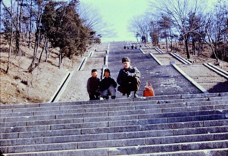 65 Steps up to park,  Seoul_  Pete Vennes 1-53.JPG