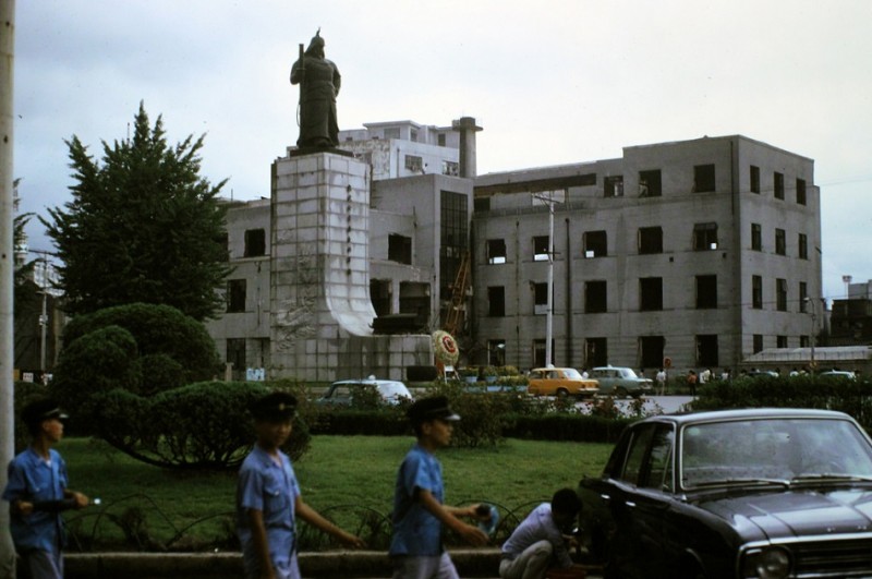 3-1 Statue of the Admiral Yi Sun-sin, Sejongno, Seoul, 1973.jpg