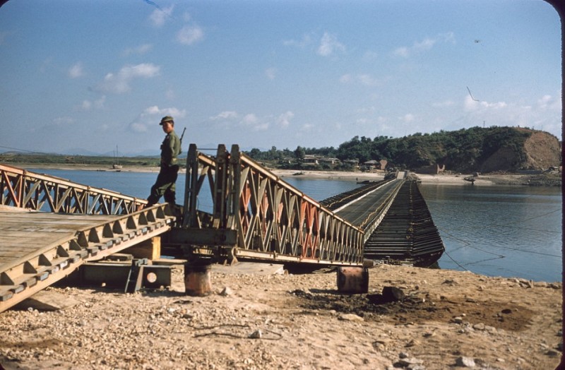 8 Mandarian Pontoon Bridge across Han River.jpg