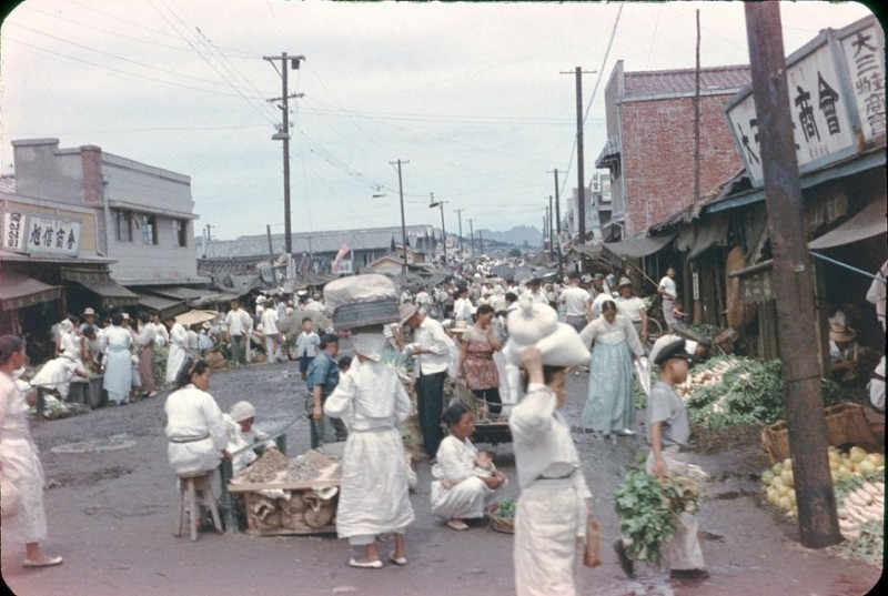 42i Seoul Market, Sept 1957.jpg