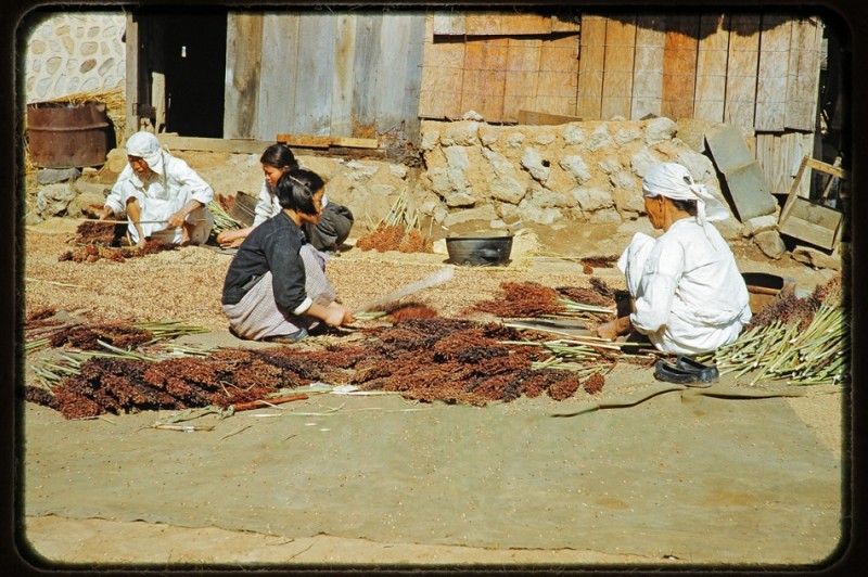 w Original Slide, Village Scene in Korea 1950s, B.jpg