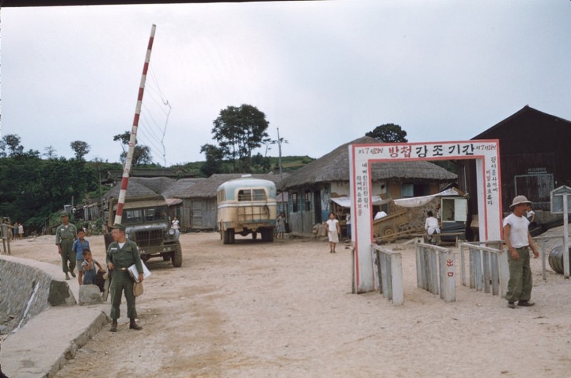 30 Gate at Yongong-Do Aug 1957.jpg